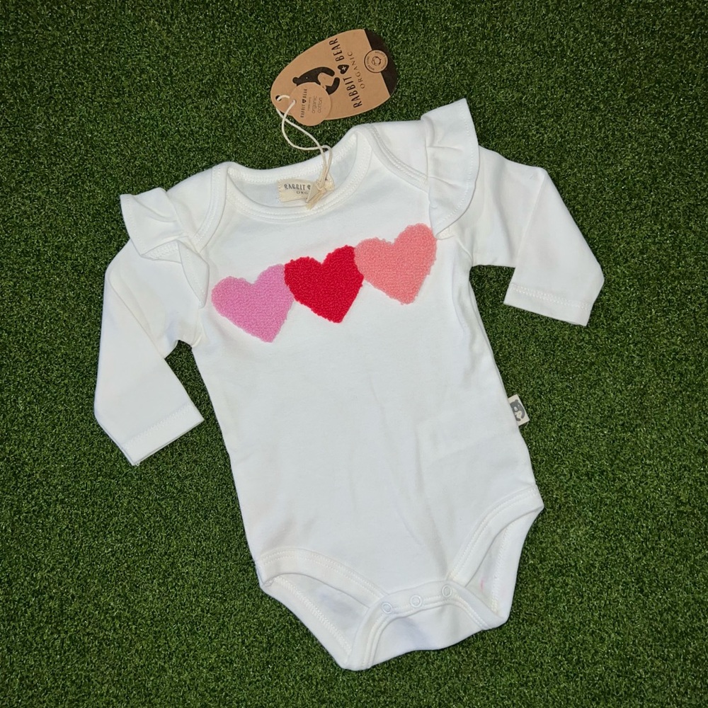 •new• rabbit + bear valentine’s organic cotton heart patch ruffle sleeve onsie